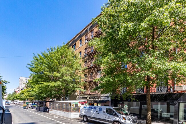 11 W 8th St in New York, NY - Building Photo - Primary Photo