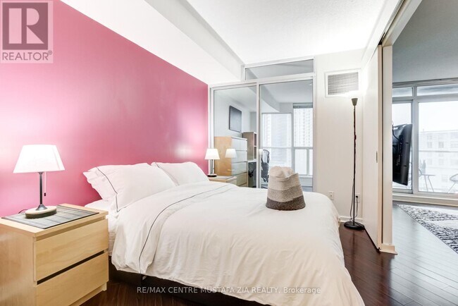 208-1208 Queens Quay W in Toronto, ON - Building Photo - Building Photo