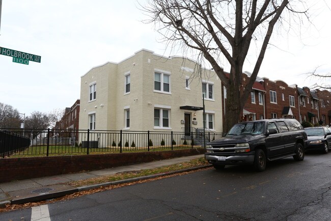 1100 Holbrook Ter NE in Washington, DC - Building Photo - Building Photo