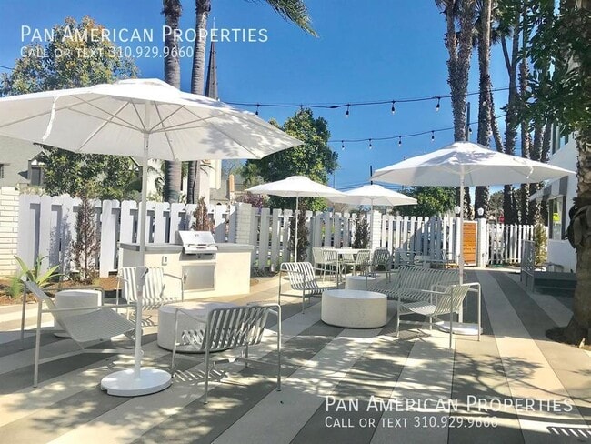 5136 E Livingston Dr in Long Beach, CA - Building Photo - Building Photo