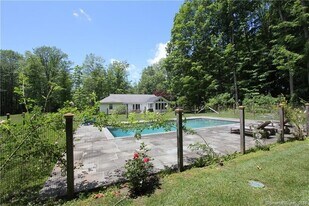 3 Lilac Ln in Sharon, CT - Building Photo