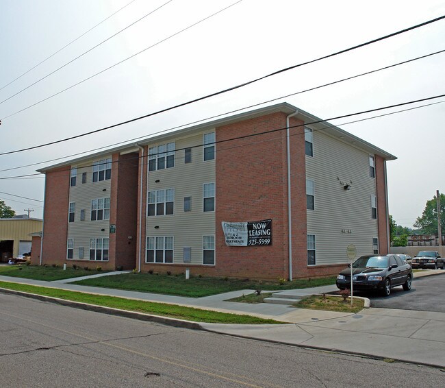 University Village Apartments in Huntington, WV - Foto de edificio - Building Photo