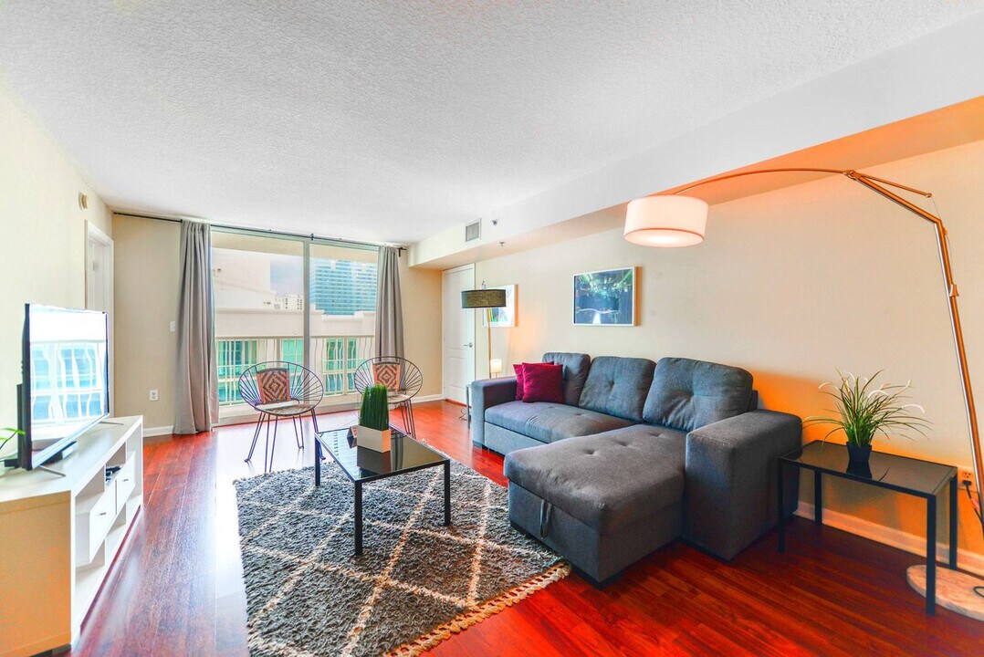 1200 Brickell Bay Dr in Miami, FL - Building Photo