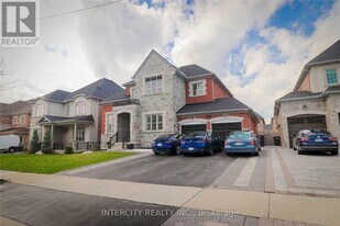 33 Kelways Cir in Brampton, ON - Building Photo