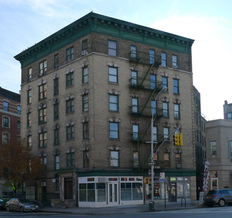 30-2 Charles Street in New York, NY - Building Photo