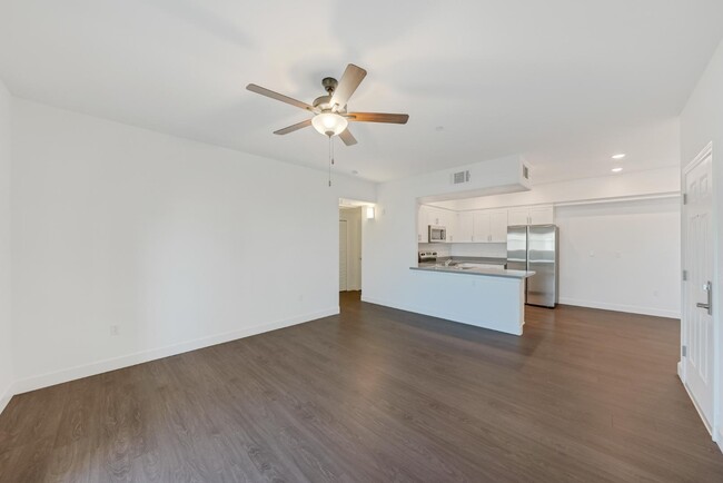 136 Shannon Pkwy in Visalia, CA - Foto de edificio - Building Photo