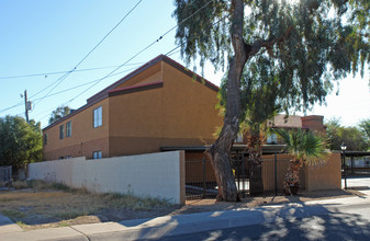 Myrtle Manor Apartments in Glendale, AZ - Building Photo - Building Photo