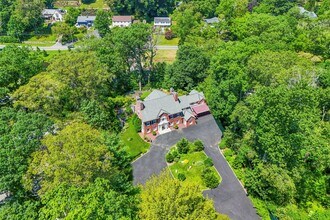 400 Beechmont Dr in New Rochelle, NY - Building Photo - Building Photo
