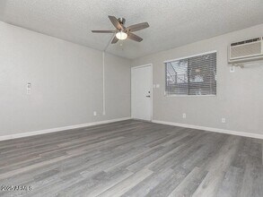13517 W Glendale Ave, Unit 1 in Glendale, AZ - Building Photo - Building Photo