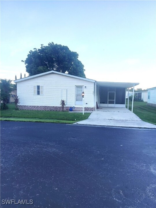 276 Grosbeak Ln in Naples, FL - Foto de edificio