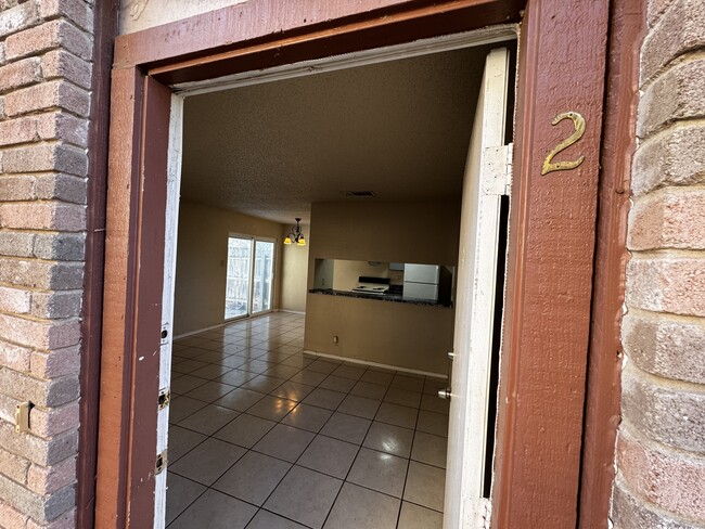 5213 Meadow Field, Unit Apt 2 in San Antonio, TX - Building Photo - Building Photo