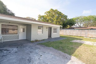 3447 Dahlia Pl, Unit B in Largo, FL - Building Photo