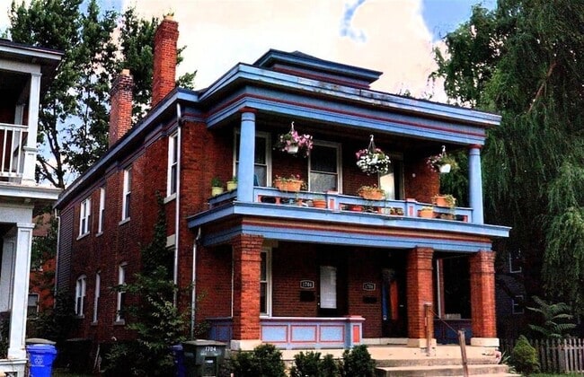 property at 1704 Oak St