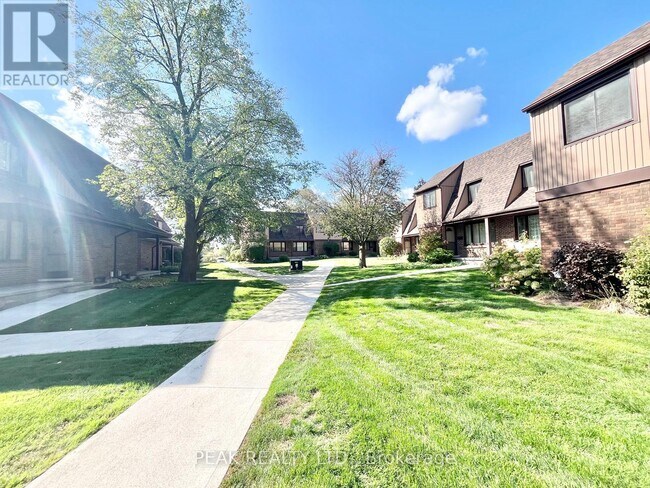 279 Sandowne Dr in Waterloo, ON - Building Photo - Building Photo