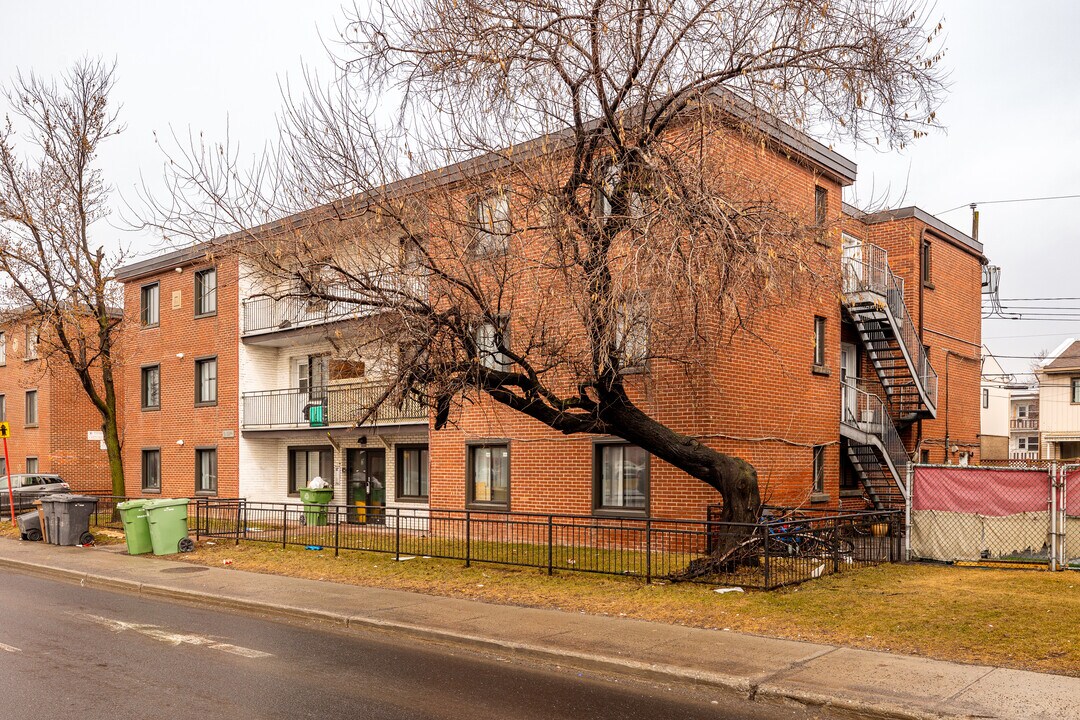 8201 Pie-IX Boul in Montréal, QC - Building Photo