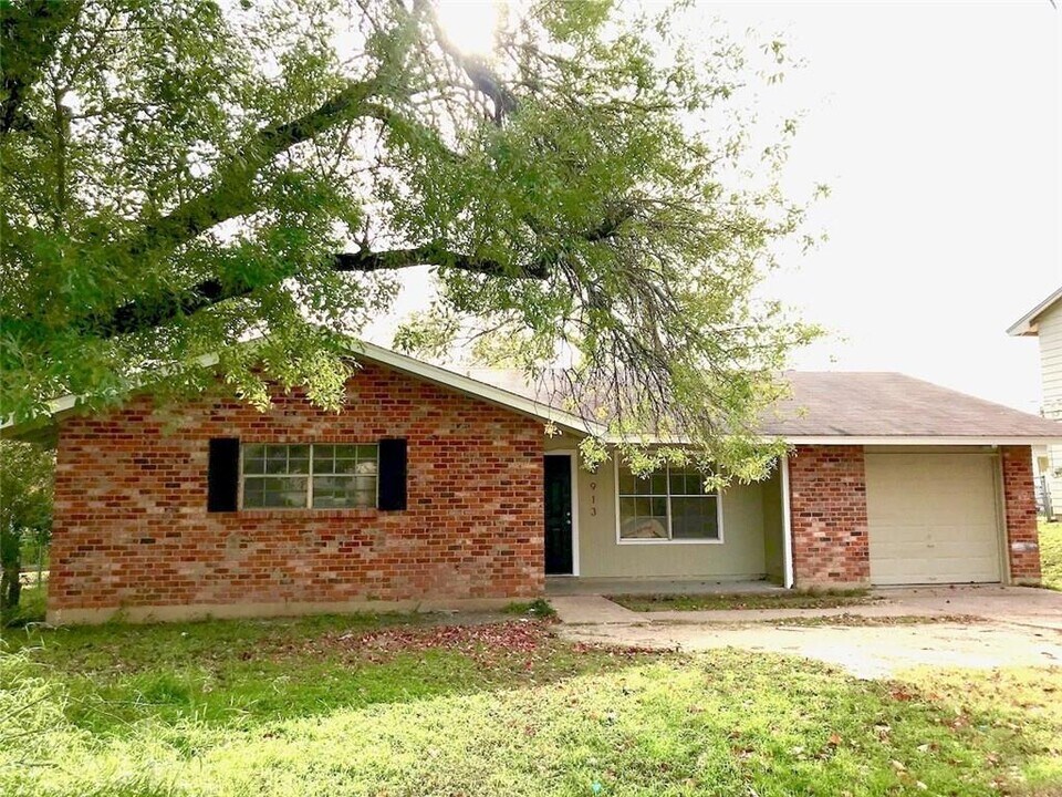 913 Connecticut Dr in Austin, TX - Building Photo