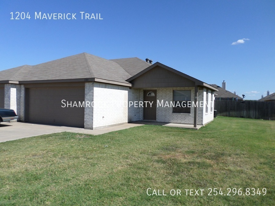 1204 Maverick Trail in McGregor, TX - Building Photo