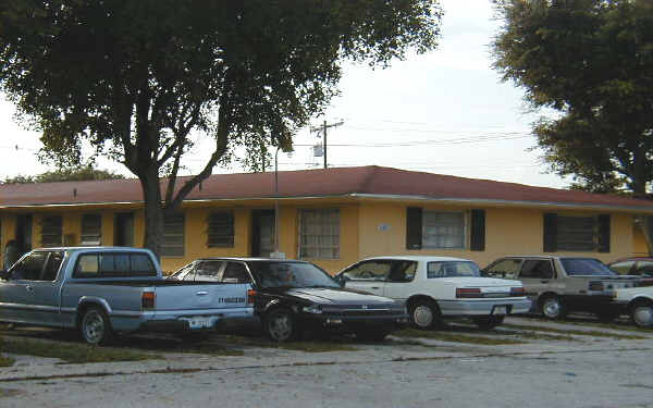 370 Douglas Rd in Opa Locka, FL - Foto de edificio - Building Photo