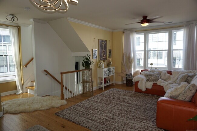 127 Brentwood Cir in Danbury, CT - Building Photo - Building Photo