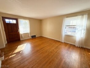 2319 Broad Blvd in Cuyahoga Falls, OH - Foto de edificio - Building Photo