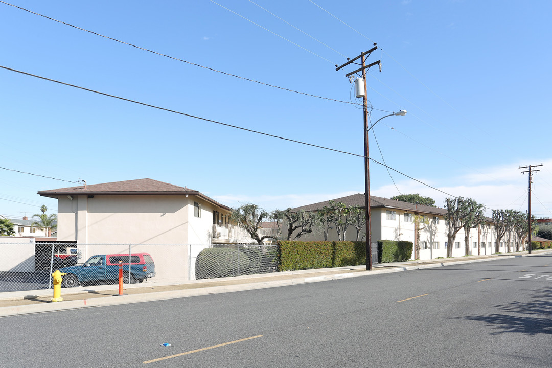 East Whittier Terrace in Whittier, CA - Foto de edificio