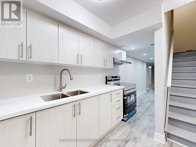 80 Armilia Pl in Whitby, ON - Building Photo - Building Photo