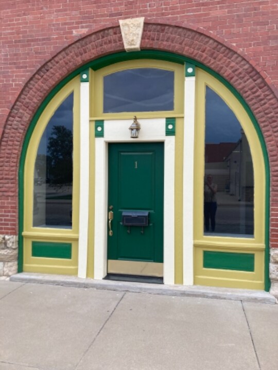 110 W Monroe St-Unit -1 in Sterling, KS - Building Photo