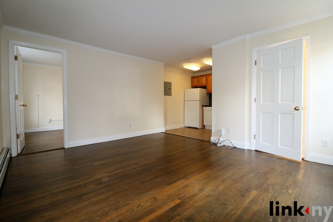16 Hall Pl in Eastchester, NY - Building Photo