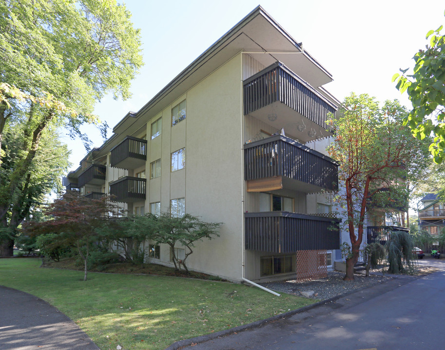 Elmwood Terrace in Victoria, BC - Building Photo