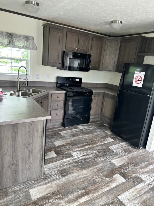 5 Clayton Dr in Halfmoon, NY - Building Photo