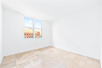 2030 S Douglas Rd, Unit 807 in Coral Gables, FL - Foto de edificio - Building Photo