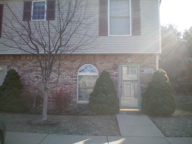 3351 S Oaklawn Cir