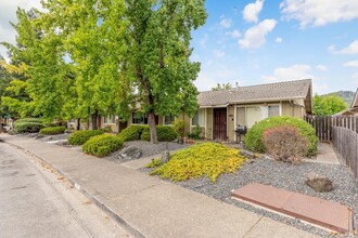 1550 N Bush St in Ukiah, CA - Foto de edificio - Building Photo