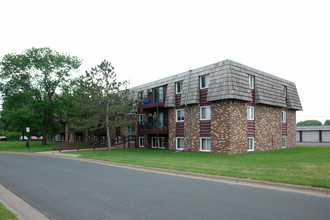 North Oaks Manor in Osseo, MN - Foto de edificio - Building Photo