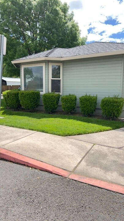 3015 Merriman Rd in Medford, OR - Building Photo