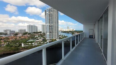 20515 E Country Club Dr, Unit 1249 in Miami, FL - Foto de edificio - Building Photo