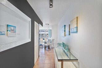 8911 Collins Ave in Surfside, FL - Foto de edificio - Building Photo