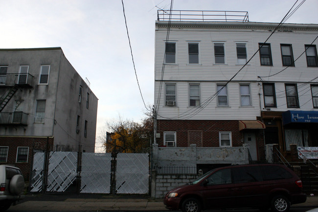 754 E 215th St in Bronx, NY - Building Photo - Building Photo