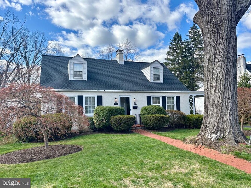 203 Sunnybrook Rd in Flourtown, PA - Building Photo