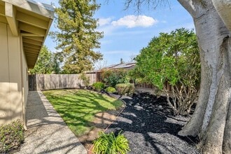 704 W El Dorado Dr in Woodland, CA - Building Photo - Building Photo