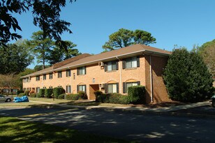 Bay Breeze Apartments - West in Virginia Beach, VA - Building Photo
