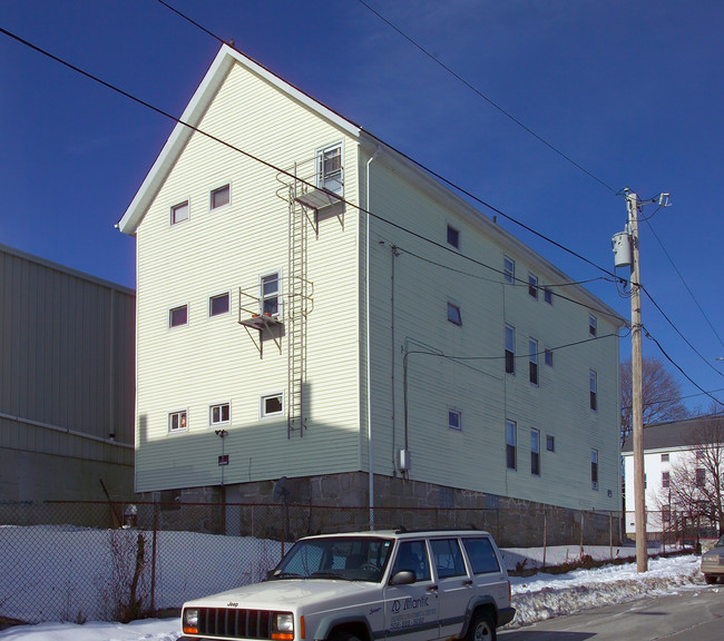 512 Plymouth Ave in Fall River, MA - Foto de edificio - Building Photo