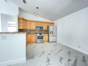 211 E Riverbend Dr in Sunrise, FL - Building Photo - Building Photo
