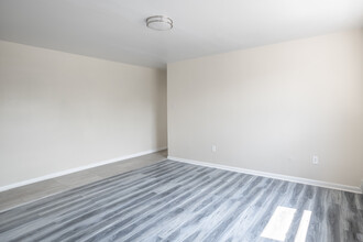 712 Westville Apartment in Westville, NJ - Building Photo - Interior Photo