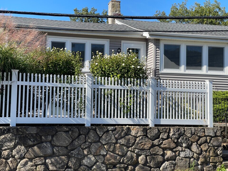 40 Ledge Ave in New Canaan, CT - Building Photo