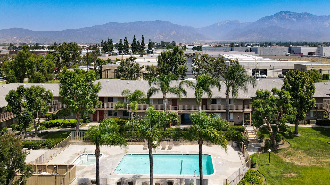 Dakota Creek Apartment Homes in Upland, CA - Building Photo