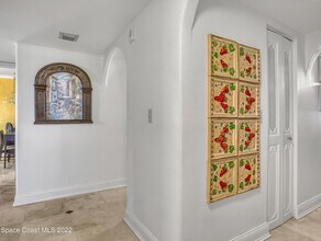 1860 N Atlantic Ave in Cocoa Beach, FL - Foto de edificio - Building Photo