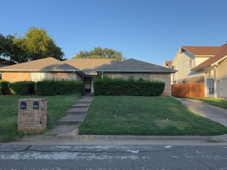 4011 Ridgebrook Dr in Arlington, TX - Building Photo