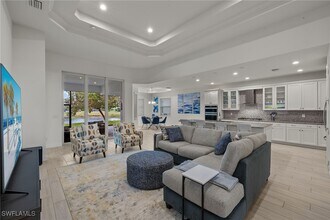8880 Redonda Dr in Naples, FL - Foto de edificio - Building Photo