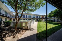 University Place in Denton, TX - Foto de edificio - Building Photo